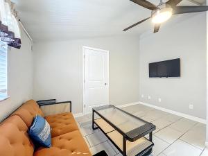 Et tv og/eller underholdning på Charming Coastal Getaway + 13 billeder