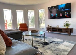 TV a/nebo společenská místnost v ubytování Mountain Escape, Yosemite South Gate House with Hot Tub, Views & Game Room, Near town