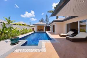 a swimming pool in the backyard of a house at Lipa Talay Sawng in Lipa Noi