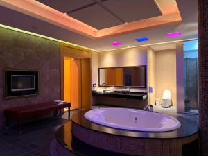 Un baño grande con bañera y televisión. en Wei Feng Exquisite Motel Pintung Branch, en Pingtung City 63 fotos más