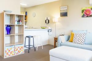 Una sala de estar con un sofá y una cocina. en Artful Kingston Stay with Personal Touch - Hosted by Canstay, en Kingston 