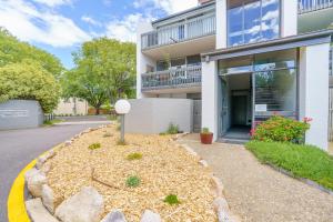 un edificio con un cartel delante en Artful Kingston Stay with Personal Touch - Hosted by Canstay, en Kingston 