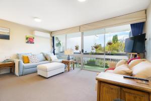 Una sala de estar con un sofá y un televisor en Artful Kingston Stay with Personal Touch - Hosted by Canstay, en Kingston 