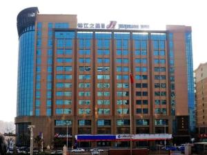 um grande edifício com uma placa em cima em Jinjiang Inn Zhengzhou International Convention Center em Jicheng