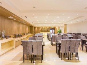 a dining room with tables and chairs in a restaurant at Metropolo, Taiyuan, Taiyuan Changfeng Street Subway Station in Taiyuan