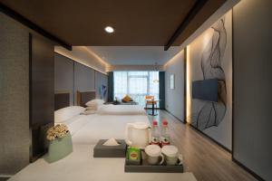 Postel nebo postele na pokoji v ubytování Manju Hotel + 18 fotografií