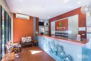 a lobby with a counter with an aquarium in it at Laekhong River Resort in Ban Na Muang