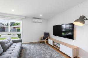 TV a/nebo společenská místnost v ubytování Rye Retro Modern Remix