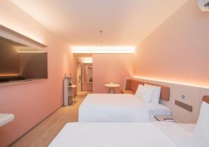 Μια τηλεόραση ή/και κέντρο ψυχαγωγίας στο Hanting Hotel Shanghai Gucun Park Subway Station