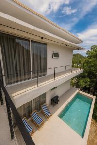 Luftaufnahme eines Hauses mit Swimmingpool in der Unterkunft NEW! Sunset & Seaview 4BR 5BA Pool Villa in Ko Ma