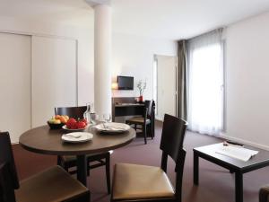 Una televisión o centro de entretenimiento en Aparthotel Adagio Access Marseille Saint Charles