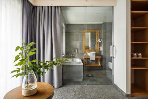 W łazience znajduje się prysznic, umywalka i toaleta. w obiekcie Villa Nova w Zakopanem