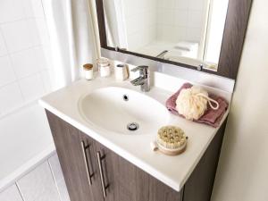 Koupelna v ubytování Aparthotel Adagio Access Orléans + 48 fotografií