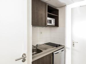 Kuchyň nebo kuchyňský kout v ubytování Aparthotel Adagio Access Orléans + 47 fotografií