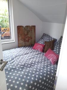 a small bedroom with a bed with american stars at Bungalow am Silbersee in Kittlitz