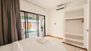 The Goya Lombok في كوتا لومبوك: غرفة نوم بسرير أبيض ونافذة