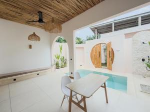 The Goya Lombok في كوتا لومبوك: غرفة طعام مع طاولة وتلفزيون +17 صورة