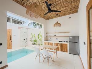 The Goya Lombok في كوتا لومبوك: مطبخ مع طاولة ومسبح