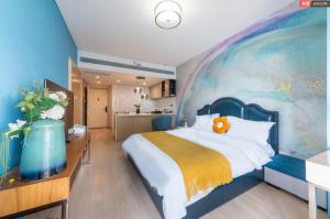 Ένα ή περισσότερα κρεβάτια σε δωμάτιο στο Qingdao Tinglan Hotel Apartment (Wusi Square Mixc City Branch)