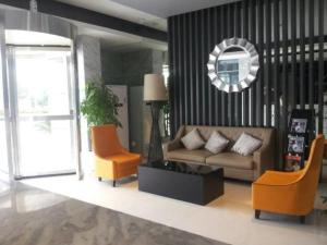 A seating area at Jinjiang Inn Select Shanghai Nanxiang Minzhu Street