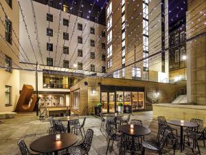 爱丁堡爱丁堡中心南桥 - 皇家大道宜必思酒店的建筑物内有桌椅的餐厅