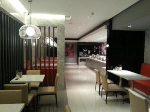 A restaurant or other place to eat at Jinjiang Inn Select Shanghai Nanxiang Minzhu Street