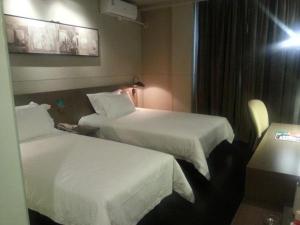 A bed or beds in a room at Jinjiang Inn Select Shanghai Nanxiang Minzhu Street
