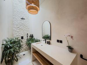 The Goya Lombok في كوتا لومبوك: حمام مزود بحوض ومِرآة