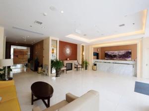 un ampio soggiorno con divano e tavolo di Jinjiang Inn Xianning Yinquan Avenue Hot Spring Hotel a Xianning