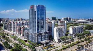 una vista aérea de una ciudad con edificios altos en Wanning Yingbin Hotel, en Wanning