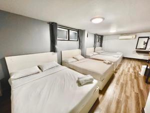 梅尔皮姆皮姆玛恩酒店的一间有三张床的房间