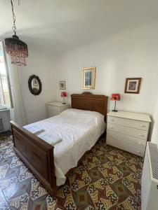 ein Schlafzimmer mit einem großen Bett und zwei Nachttischen in der Unterkunft Maison de la Fontaine in Embres-et-Castelmaure