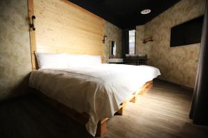 Postel nebo postele na pokoji v ubytování NYS Loft Hotel