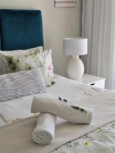 Postel nebo postele na pokoji v ubytování Bayview Seafront Apartment