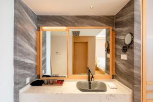 Gallery image of Zhengzhou Agricultural University, Henan Provincial Museum, Meilun Hotel in Zhengzhou