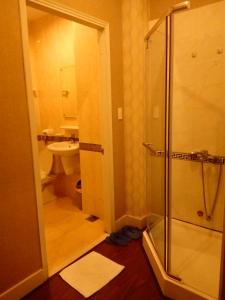 Phòng tắm tại Bideco Hotel