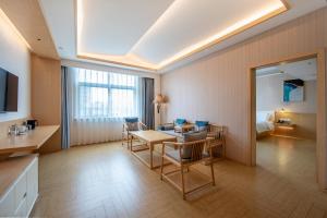 TV a/nebo společenská místnost v ubytování Zhengzhou Agricultural University, Henan Provincial Museum, Meilun Hotel