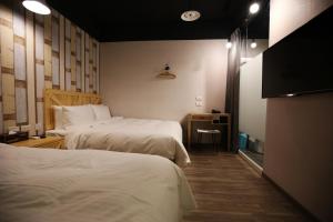 Postel nebo postele na pokoji v ubytování NYS Loft Hotel