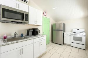 Η κουζίνα ή μικρή κουζίνα στο Charming Coastal Getaway