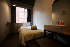 Postel nebo postele na pokoji v ubytování NYS Loft Hotel