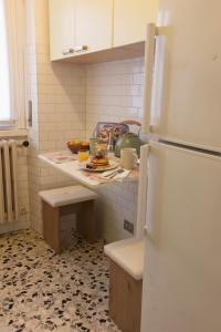 eine Küche mit einer Theke und einem Kühlschrank in der Unterkunft Pichouse Brianza Varedo in Bovísio-Masciago Milanese