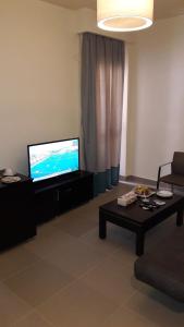 TV a/nebo společenská místnost v ubytování Mousa Coast Hotel & Spa