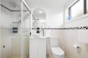 Koupelna v ubytování Escape to Grandview + 17 fotografií