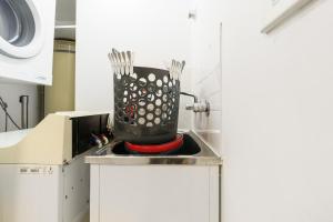 - une cuisine équipée d'un pot installé au-dessus d'une cuisinière dans l'établissement Central 2BR apartment, Hotel vibe, Walk everywhere - Hosted by Canstay, à Braddon 24 autres photos