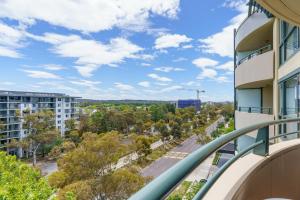 Cet appartement dispose d'un balcon offrant une vue sur une rue et les bâtiments. dans l'établissement Central 2BR apartment, Hotel vibe, Walk everywhere - Hosted by Canstay, à Braddon