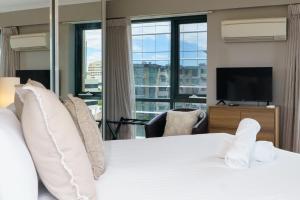 une chambre d'hôtel avec un lit et une télévision dans l'établissement Central 2BR apartment, Hotel vibe, Walk everywhere - Hosted by Canstay, à Braddon