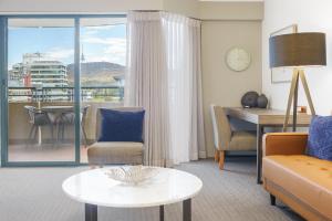 un salon avec un canapé et une table dans l'établissement Central 2BR apartment, Hotel vibe, Walk everywhere - Hosted by Canstay, à Braddon