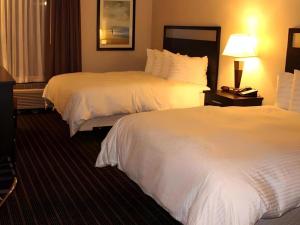 a hotel room with two beds and a lamp at Alhambra Hotel in Alhambra +9 photos