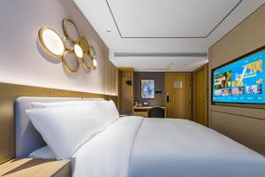 Una cama o camas en una habitación de Orange Hotel Shanghai Xujiahui Stadium