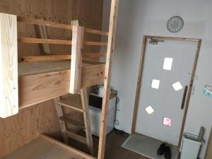 Palanda nebo palandy na pokoji v ubytování Shimanchu Guest House Yuien